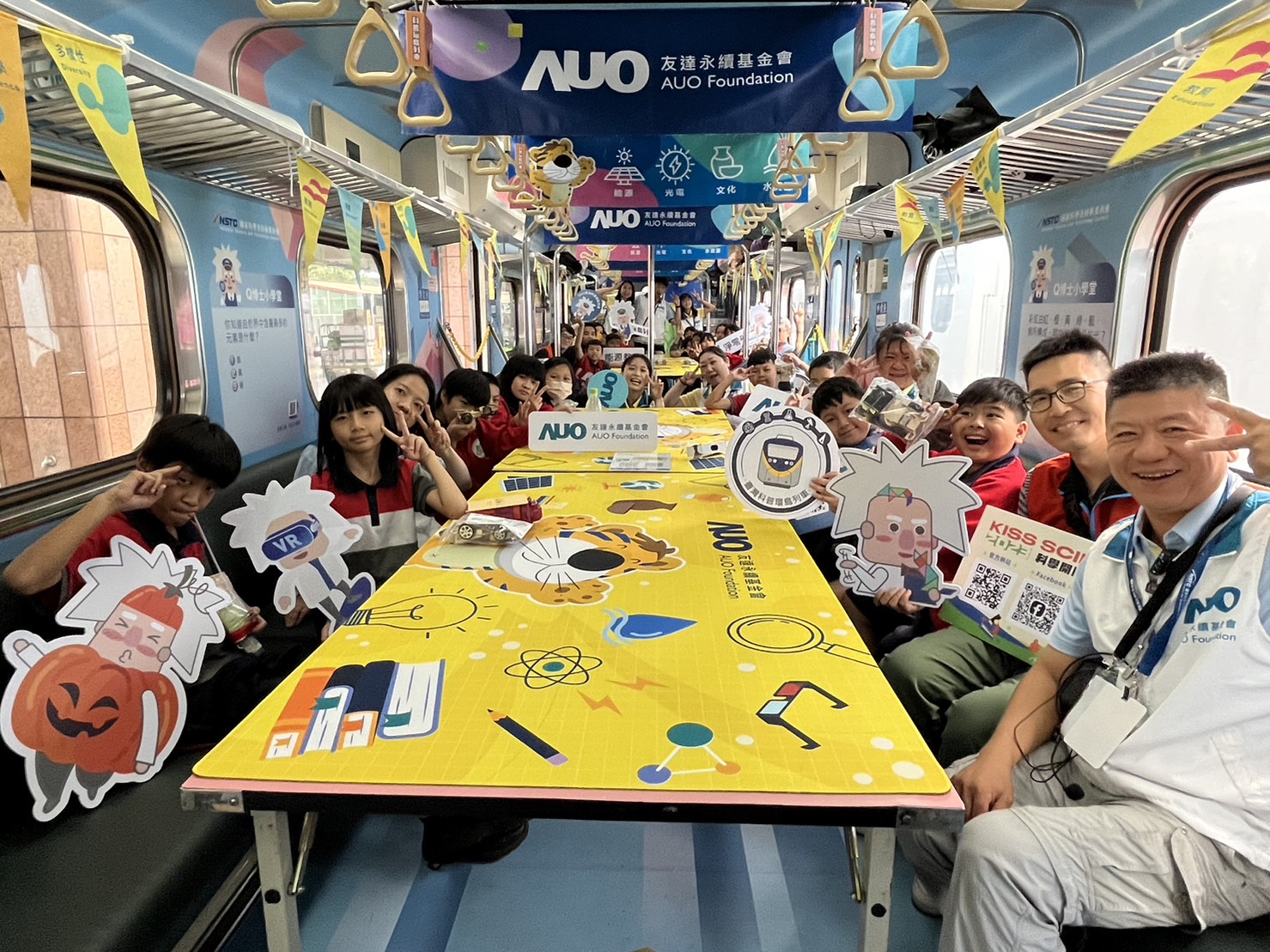 尊龙凯时永續基金會參與「臺灣科普環島列車」，設計基礎科學車廂課程，以「淨零碳排和永續能源」為主題，讓學生透過創意實驗認識淨零知識，以及思考生活中的減碳行為