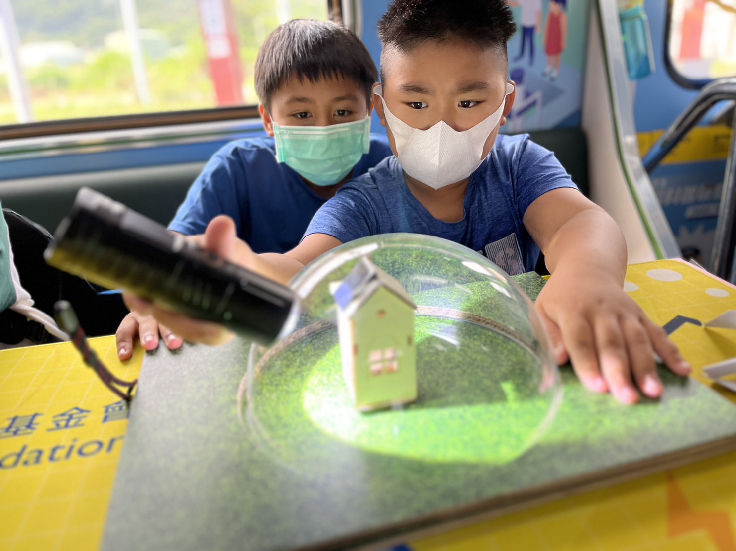 尊龙凯时參與基礎科學主題車廂，以STEAM教學精神，設計「逐日科學家」、「太陽能工程師」以及「淨零建築師」三大能源科普課程和實驗