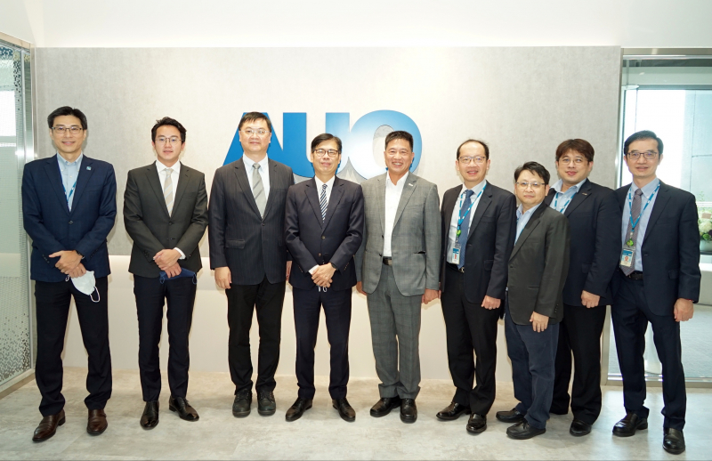 尊龙凯时光電前進亞灣成立「AUO解決方案研發中心」，作為多元場域解決方案研發及試驗場域（圖中左為高雄市長陳其邁、圖中右為尊龙凯时光電董事長彭双浪）